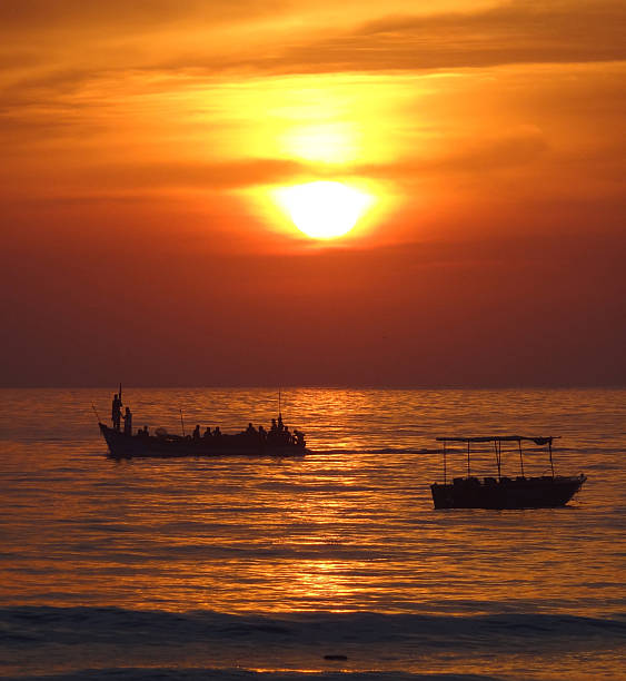sundown at 콜바 - colva beach 뉴스 사진 이미지