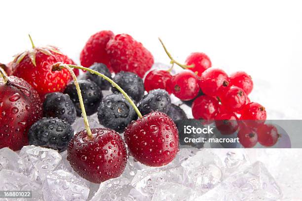 Owoce Na Lodzie - zdjęcia stockowe i więcej obrazów Bez ludzi - Bez ludzi, Chłodny, Czarna jagoda