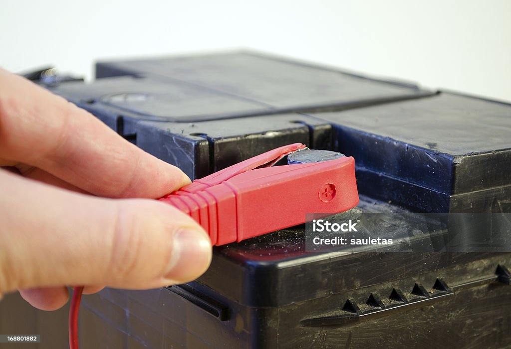 Nahaufnahme der hand plug Autobatterie red Schraubstock plus - Lizenzfrei Achtung Hochspannung Stock-Foto