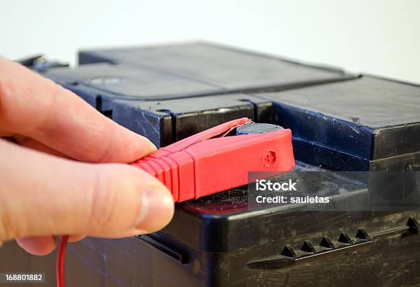 Nahaufnahme Der Hand Plug Autobatterie Red Schraubstock Plus Stockfoto und mehr Bilder von Achtung Hochspannung