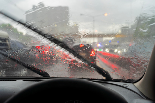 Heavy rain, visibility is difficult. Turn on the wiper to help solve the problem. So that you can see the front. The problem is very traffic jam, dangerous driving conditions, bad weather.