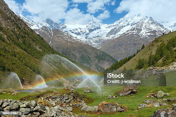Tęcz Irygacji Wodnymi W Letnim Alpy Górski Hill - zdjęcia stockowe i więcej obrazów Alpy - Alpy, Alpy Szwajcarskie, Bez ludzi