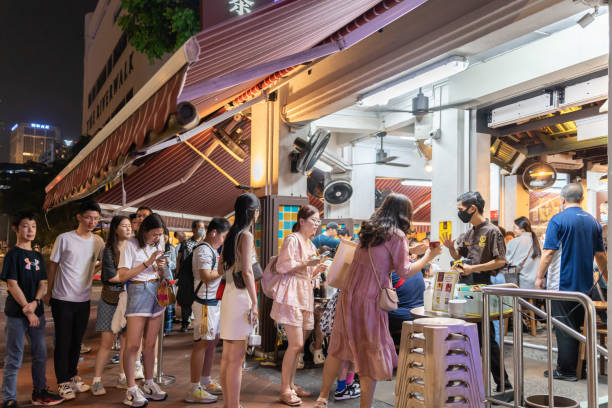 die menschen stehen schlange vor dem restaurant song fa bak kut teh in singapur, song fa ist singapore michelin guide bib gourmand, das mit bak kut teh im teochew-stil ausgezeichnet wurde. - editorial asia singapore tourist stock-fotos und bilder