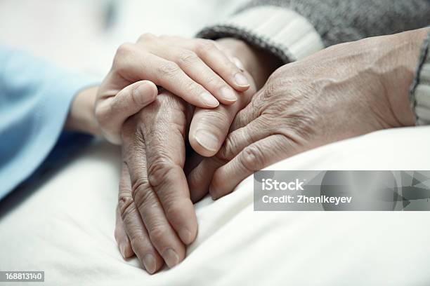 Uma Mulher Mão Em Clínica Toques Idosos De Mãos - Fotografias de stock e mais imagens de Terceira idade - Terceira idade, Comunidade, Estilo de Vida