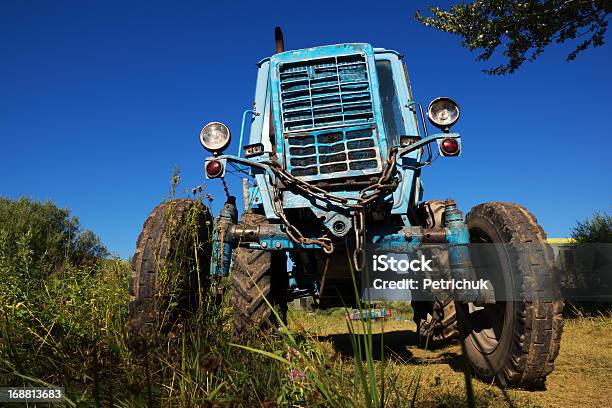 Trator Agrícola Com Rodas - Fotografias de stock e mais imagens de Agricultura - Agricultura, Antigo, Ao Ar Livre