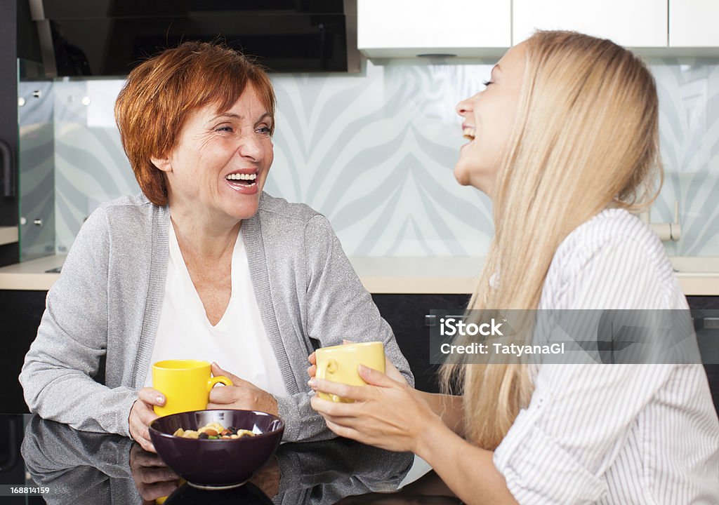 Mãe e daudhter falando na cozinha - Foto de stock de Amor royalty-free