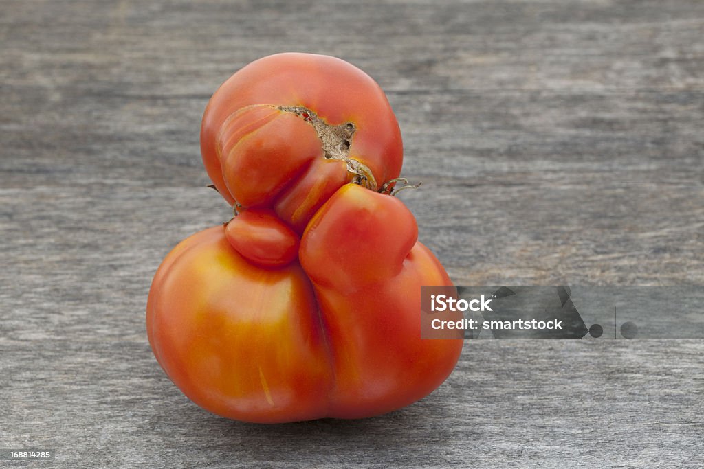 Misshapen tomates sur bois vieilli locaux - Photo de Laideur libre de droits