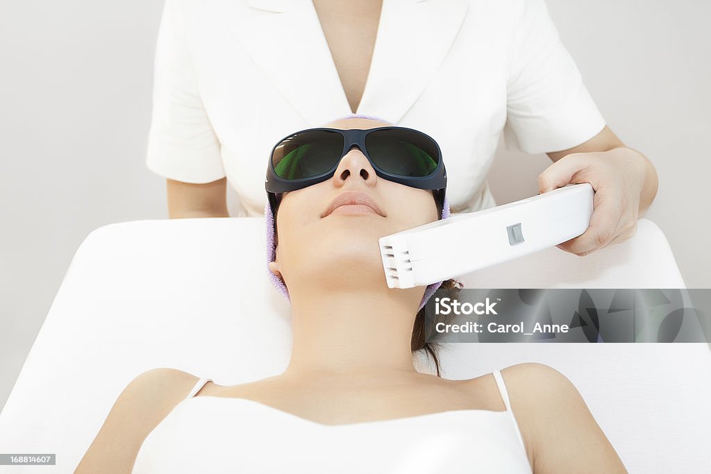 젊은 여자 수용적 레이저 치료 - 로열티 프리 20-29세 스톡 사진
