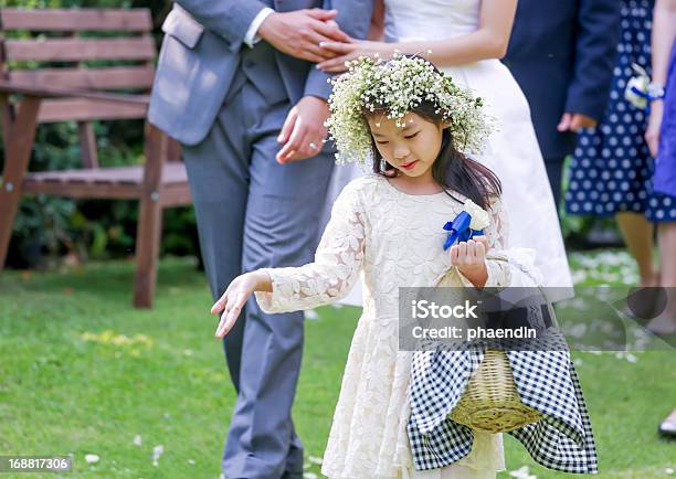 Carino Piccolo Fiore Bambina Nella Cerimonia Di Nozze - Fotografie stock e altre immagini di Abbigliamento formale