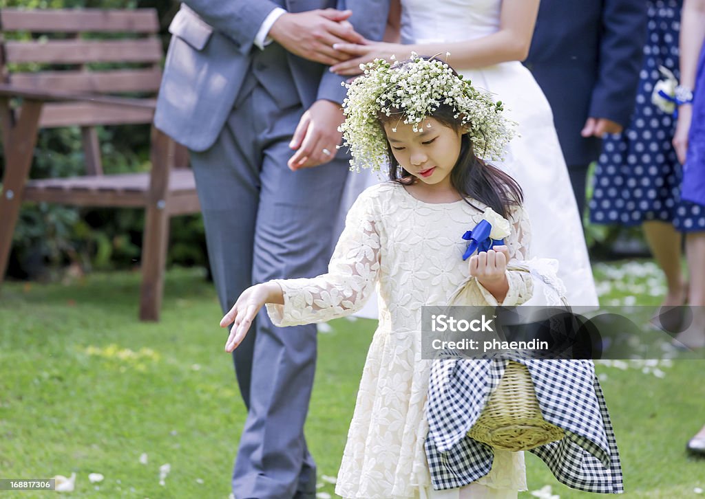 귀여운 어린 아이리스입니다 소녀 결혼 예식 - 로열티 프리 걷기 스톡 사진