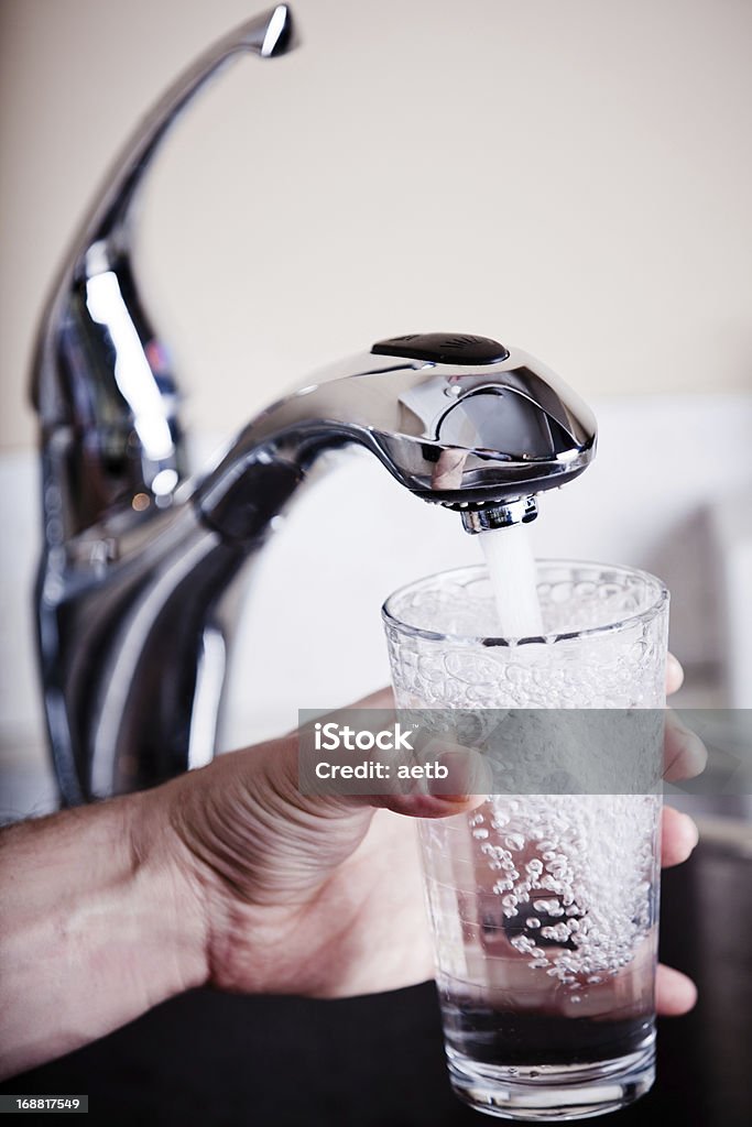 Sedento homem enchendo um copo grande de água - Royalty-free Azul Foto de stock