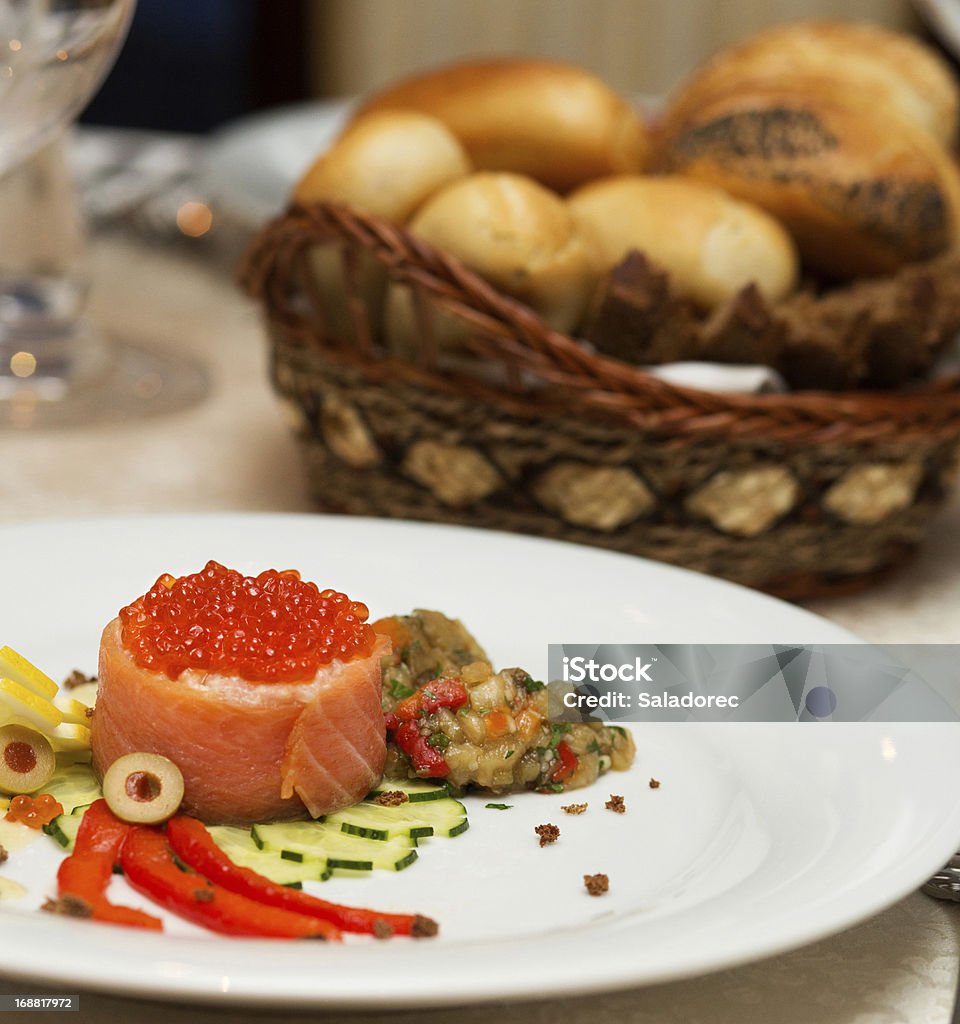Canapé y salmón con caviar rojo - Foto de stock de Alimento libre de derechos