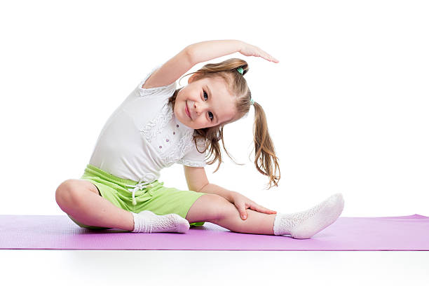 niño haciendo ejercicios de fitness - acróbata fotografías e imágenes de stock