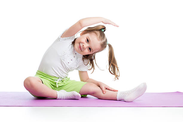 ребенок делает фитнес-упражнения - gymnastics стоковые фото и изображения