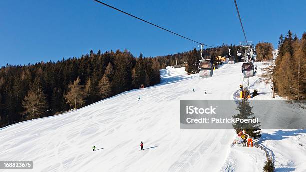 Gondola Seggiovia In Sud Tirolo - Fotografie stock e altre immagini di Sci - Sci e snowboard - Sci - Sci e snowboard, Val Pusteria, Albero
