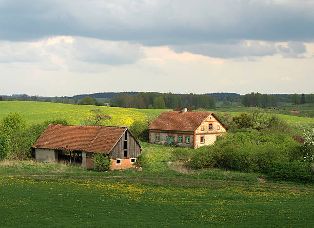 primavera paesaggio rurale - masuren foto e immagini stock
