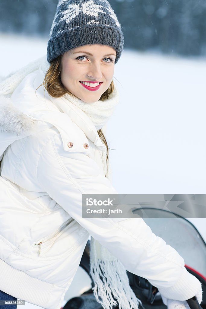 Mulher e para snowmobile - Foto de stock de Adulto royalty-free