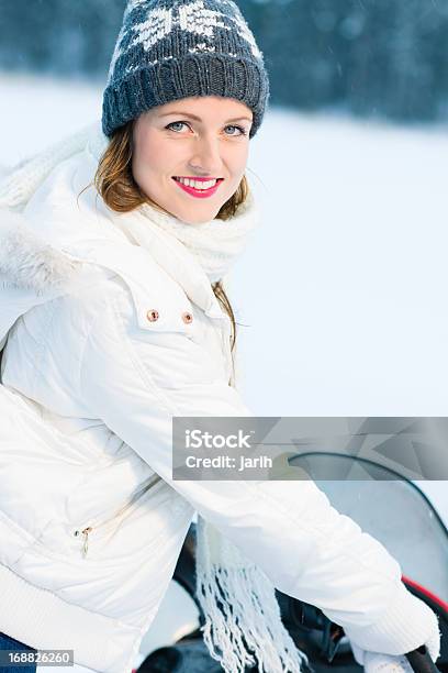 Foto de Mulher E Para Snowmobile e mais fotos de stock de Adulto - Adulto, Beleza, Cabelo Castanho