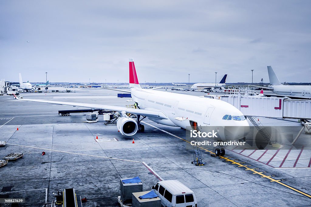 Avión comercial en la puerta - Foto de stock de Avión de pasajeros libre de derechos