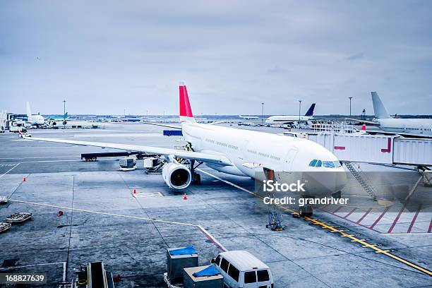 Avión Comercial En La Puerta Foto de stock y más banco de imágenes de Avión de pasajeros - Avión de pasajeros, Aeropuerto, Aeródromo