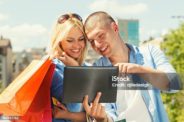 Feliz Pareja Joven De Compras En Línea Foto de stock y más banco de imágenes de Adulto - Adulto, Adulto joven, Agarrar