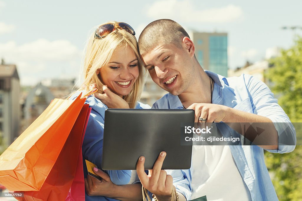 Heureux jeune couple shopping en ligne - Photo de Achat à domicile libre de droits