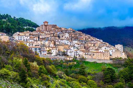Vista de la ciudad de Castel del Monte en el Parque Nacional Gran Sasso - Región de Abruzzo - Italia photo