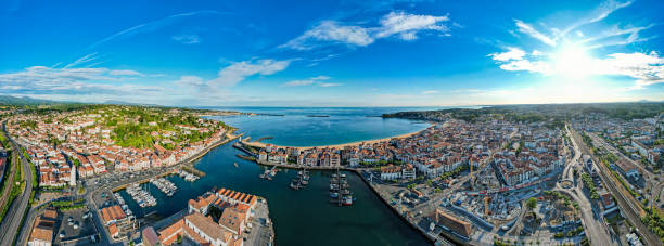 luftaufnahme über dem französischen dorf saint-jean-de-luz, frankreich - st jean de luz harbor basque provinces france stock-fotos und bilder