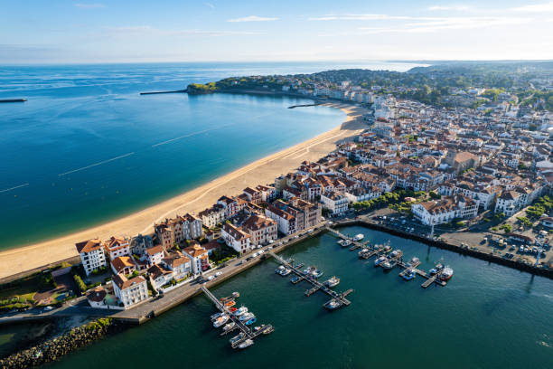 luftaufnahme über dem französischen dorf saint-jean-de-luz, frankreich - st jean de luz harbor basque provinces france stock-fotos und bilder