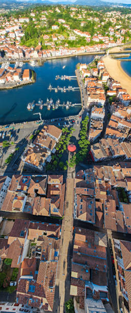 luftaufnahme über dem französischen dorf saint-jean-de-luz, frankreich - st jean de luz harbor basque provinces france stock-fotos und bilder