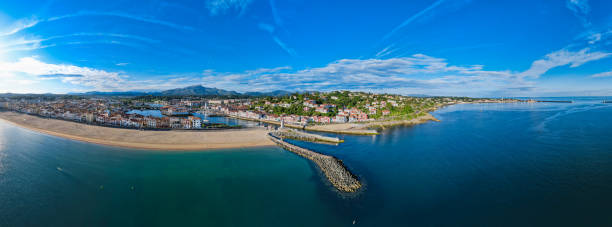 vue aérienne au-dessus du village français de saint-jean-de-luz france - st jean de luz harbor basque provinces france photos et images de collection