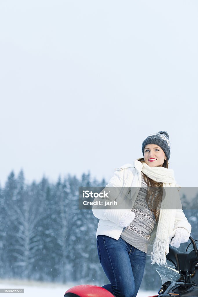 Frau und Schneemobil - Lizenzfrei Attraktive Frau Stock-Foto