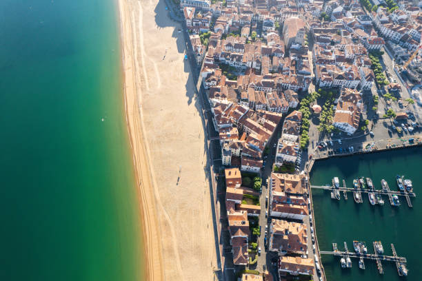 프랑스 saint-jean-de-luz 프랑스 마을 위의 조감도 - st jean de luz harbor basque provinces france 뉴스 사진 이미지