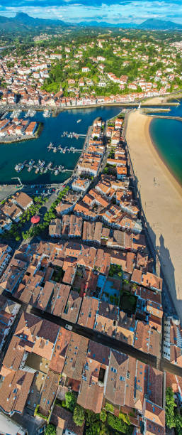 luftaufnahme über dem französischen dorf saint-jean-de-luz, frankreich - st jean de luz harbor basque provinces france stock-fotos und bilder