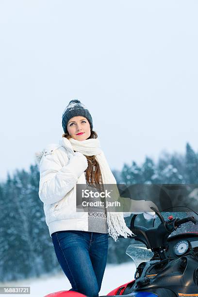 Frau Und Schneemobil Stockfoto und mehr Bilder von Attraktive Frau - Attraktive Frau, Braunes Haar, Eine Frau allein