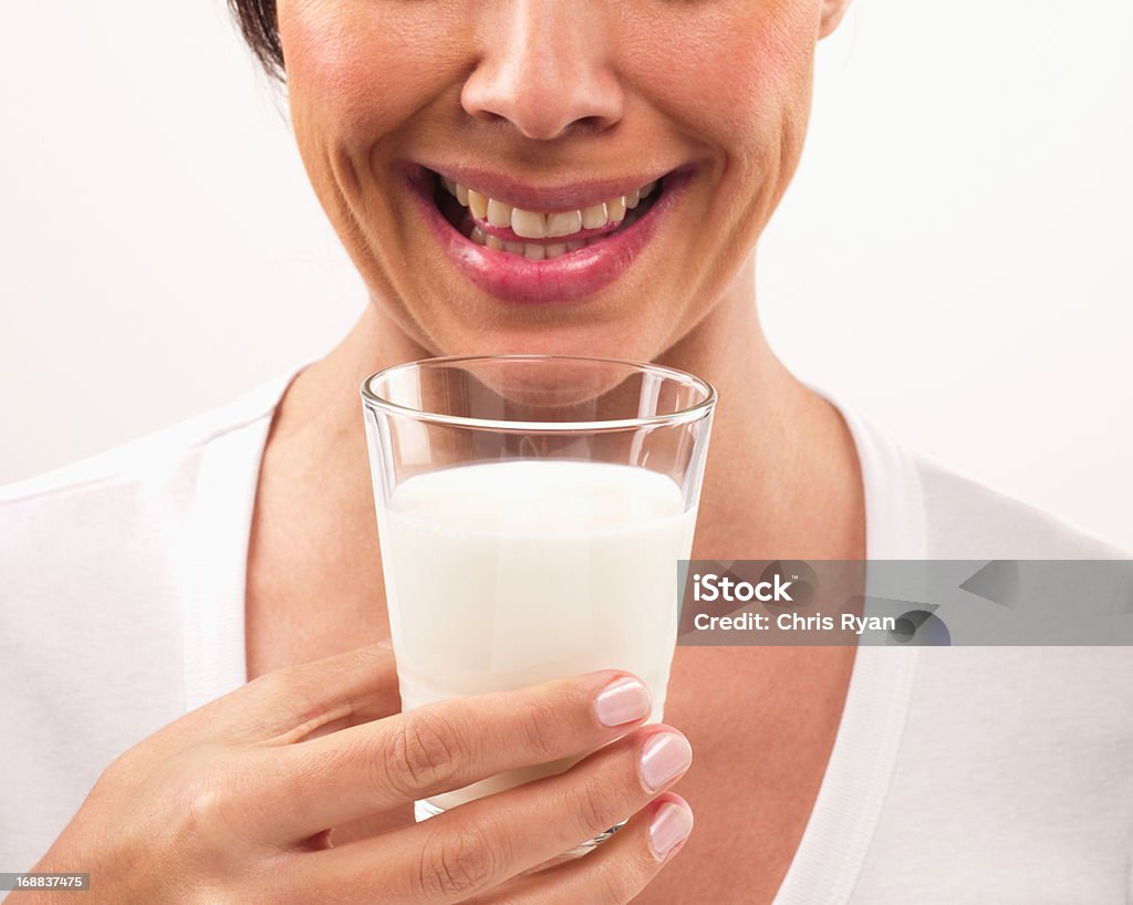 笑顔の女性のクローズアップのミルクを飲む - 1人のロイヤリティフリーストックフォト