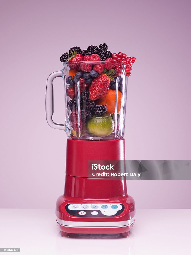 Różnych owoców przed zgiełkiem zatłoczonych w blender - Zbiór zdjęć royalty-free (Smoothie)