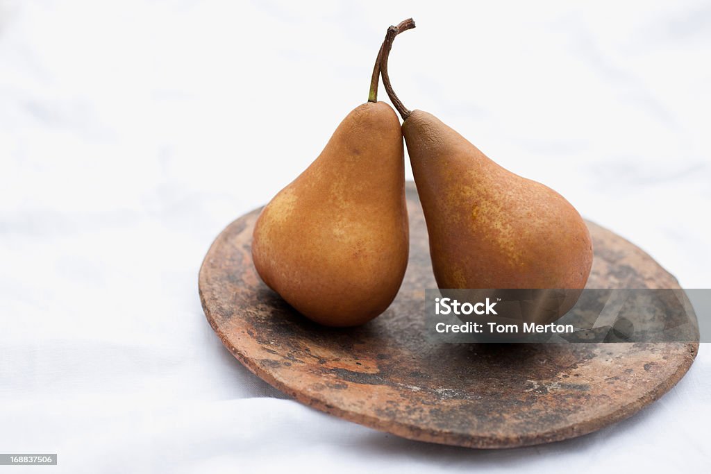 삼각대를 나무 서클 pears - 로열티 프리 0명 스톡 사진