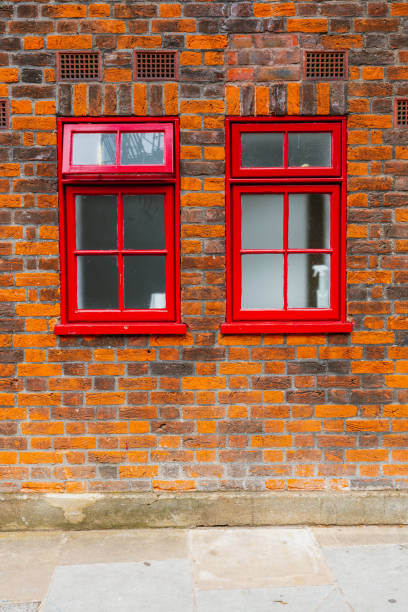 facciata ed esterno di una tradizionale casa vittoriana in mattoni rossi - london england sash window house georgian style foto e immagini stock