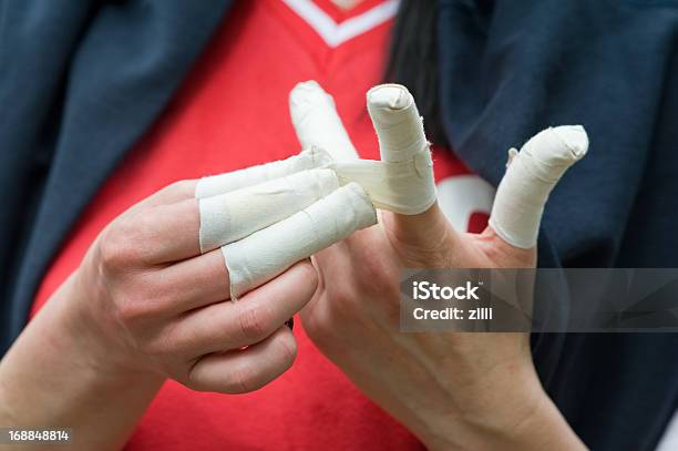 Volleyballspieler Mit Verschweißten Finger Stockfoto und mehr Bilder von Daumen - Daumen, Pflaster, Klebeband