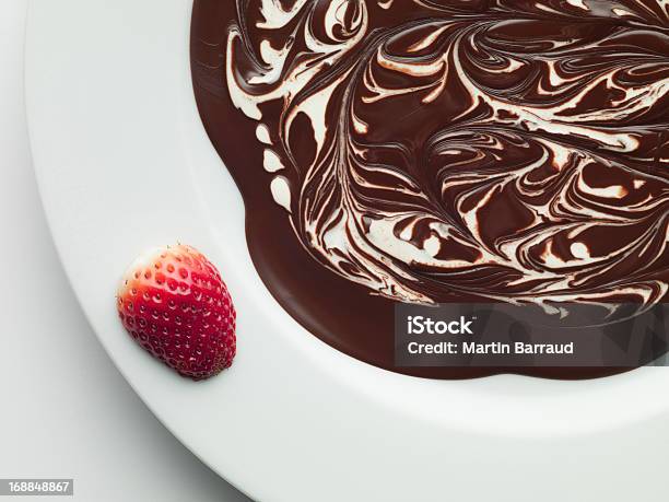 Foto de Morangos Em Uma Tigela De Chocolate Derretido e mais fotos de stock de Alimentação Não-saudável - Alimentação Não-saudável, Chocolate, Colher - Faqueiro