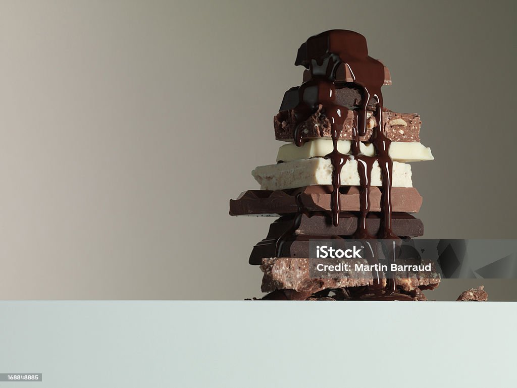 Schokoladen-Sirup Tropfen auf Stapel Schokolade bars - Lizenzfrei Schokolade Stock-Foto