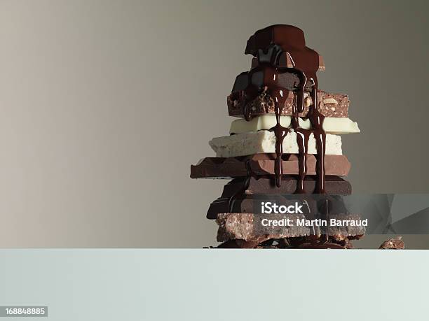Schokoladensirup Tropfen Auf Stapel Schokolade Bars Stockfoto und mehr Bilder von Schokolade