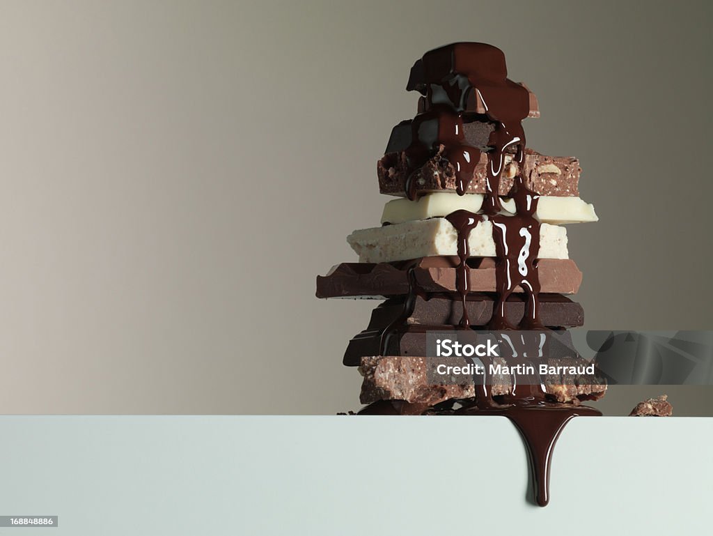 Ininterrupto xarope de chocolate sobre pilha de barras de chocolate - Royalty-free Chocolate Foto de stock