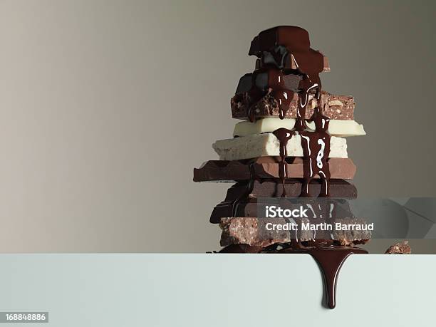 Ininterrupto Xarope De Chocolate Sobre Pilha De Barras De Chocolate - Fotografias de stock e mais imagens de Chocolate