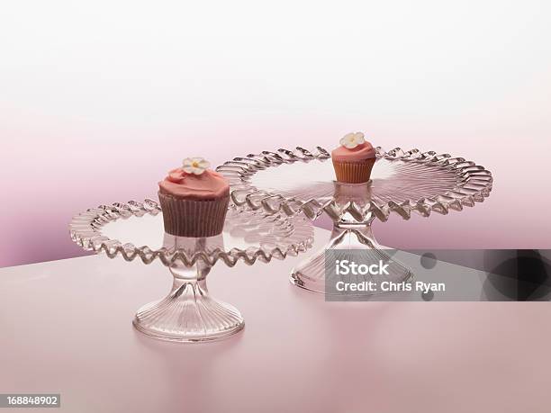 ケーキに Cakestands - アイシングのストックフォトや画像を多数ご用意 - アイシング, カットアウト, カップケーキ