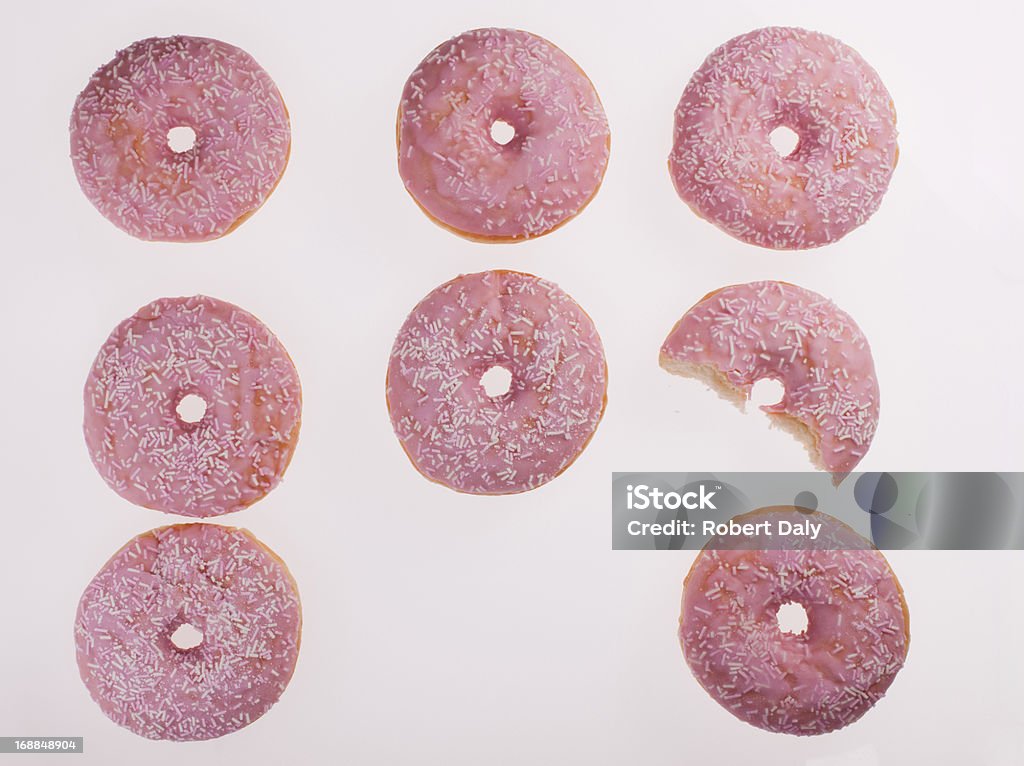 일련의 bites 촬영하였습��니다 메트로폴리스 핑크 도넛 - 로열티 프리 도넛 스톡 사진