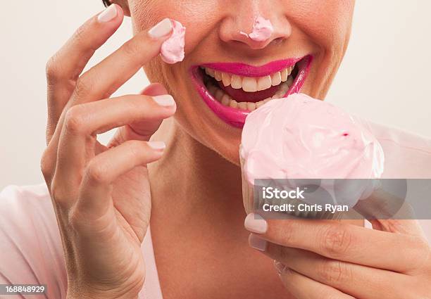 여자 핑크 립스틱 및 Frosting On 노즈 식사 컵케잌 분홍에 대한 스톡 사진 및 기타 이미지 - 분홍, 30-34세, 30-39세