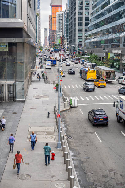 vista all'architettura moderna in una strada con traffico - new york state new york city vanishing point national landmark foto e immagini stock