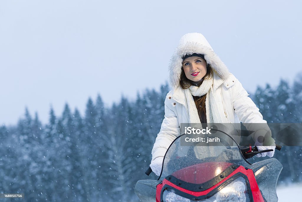 Kobieta i skuterze śnieżnym - Zbiór zdjęć royalty-free (Skuter śnieżny)